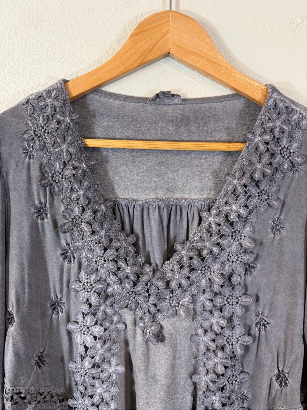 POL Gray Embroidered Floral Appliqué Top Size M Balloon Sleeve Boho Festival - Picture 5 of 11